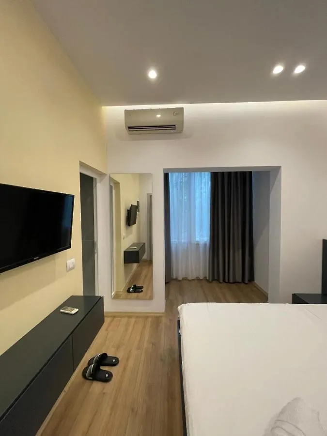 Ladi Rooms Tirana 4*,
