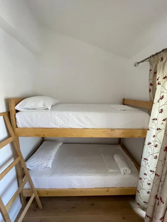 Ladi Rooms Tirana Szálloda